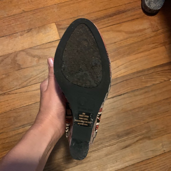 Gianni Bini tribal print wedges - Picture 5 of 6